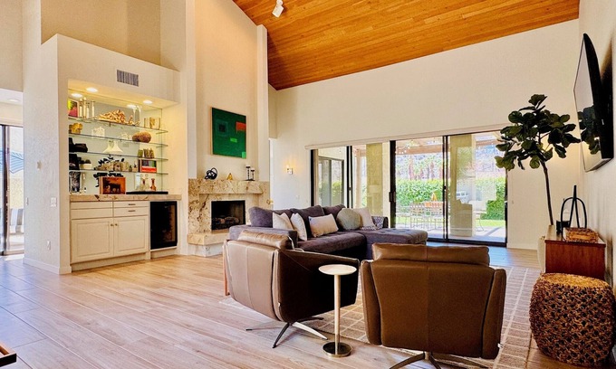 La Quinta Condominio | Luxury La Quinta Retreat: 3BR Resort-Style Home with Mountain Views