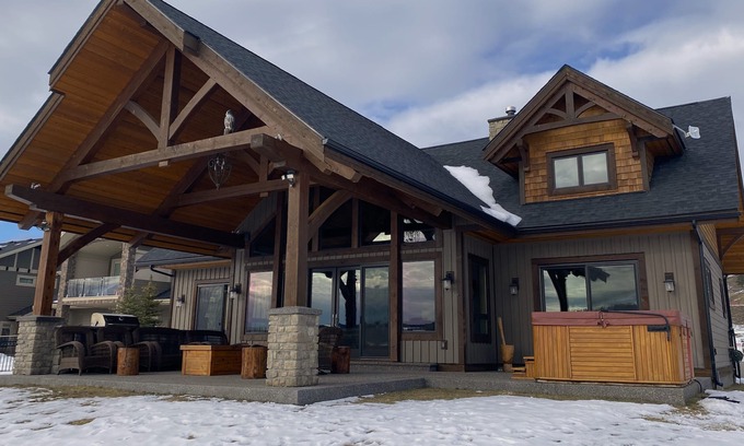 East Kootenay Cabina | Luxury Lake front house w/hot tub on Lake Koocanusa