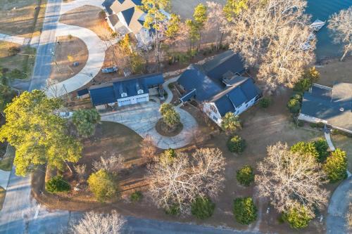 Gilbert Casa | Luxury Lake Retreat w Hot Tub Game Room for 12