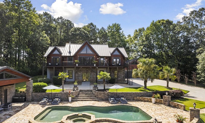 Carrollton Cabina | Luxury Lakefront 5-Bedroom Cabin Private Pool & Lake, 40 mins from Atlanta
