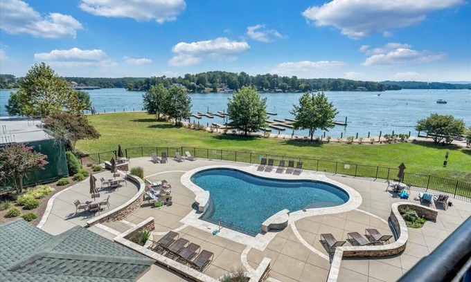 Westlake Corner Condominio | Luxury Lakefront Condo In The Heart of Smith Mtn. Lake!!! 4BR 3BA!!!