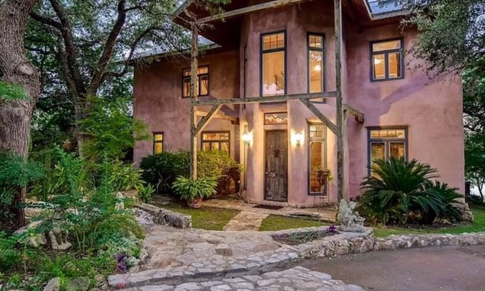 Mouth Of Pedernales Casa | Casa romántica de lujo con balas de paja: frente al lago, jacuzzi, yoga