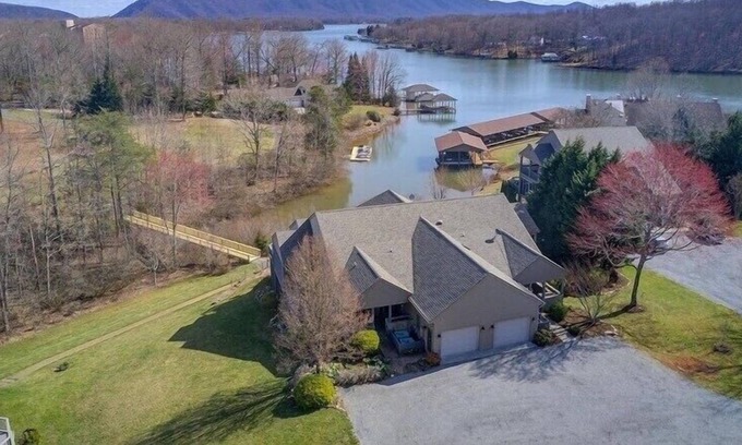 Smith Mountain Lake Casa | Luxury Lakefront Golf Resort Home