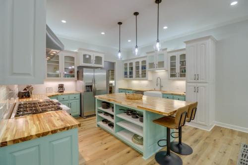Edgemont Casa | Luxury Lakefront Retreat with Deck and Patio!