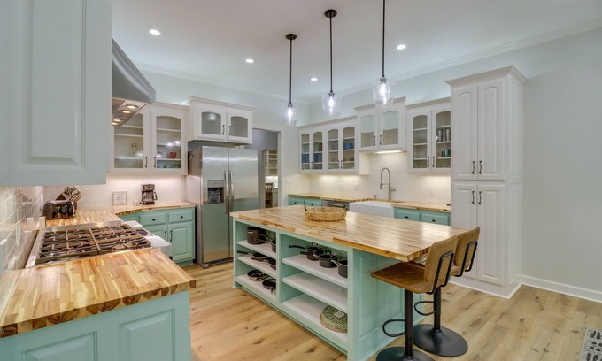 Edgemont Casa | Luxury Lakefront Retreat w/ Deck & Patio!