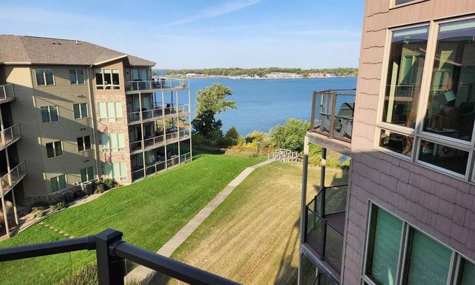 Spirit Lake Condominio | Luxury Lakeside Bridges Bay Condo