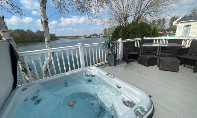 Tattershall Casa | Luxury lakeside Caravan on the award winning Tattershall Lakes with Hot Tub, private Fishing Peg