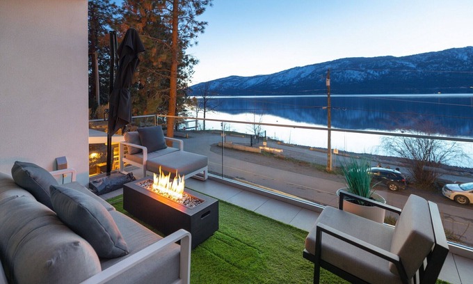 Central Okanagan Casa | Luxury Lakeside Home with Hot Tub & Buoy-Multi-Family Large Groups