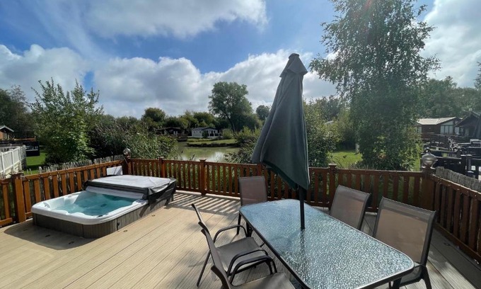 Tattershall Casa | Luxury Lakeside Lodge L1 with hot tub situated at Tattershall Lakes Country Park