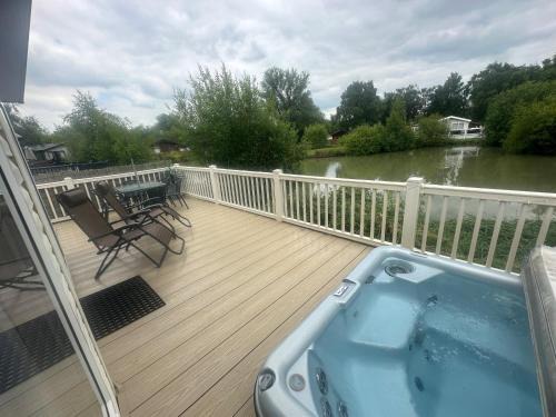 Tattershall Casa | Luxury Lakeside Lodge L2 with Hot tub situated at Tattershall Lakes Country Park