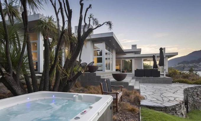 Kelvin Heights Casa | Luxury lakeside villa with terrace and spa pool by MajorDomo