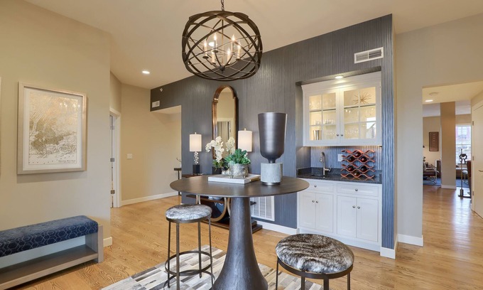 Lancaster Condominio | Luxury Lancaster Downtown Condo - 3 blocks from Central Market!