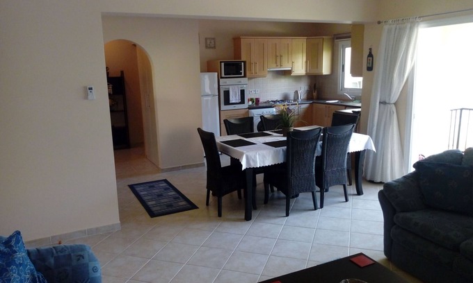 Gastria Apartamento | Apartamento grande de lujo de 2 dormitorios con capacidad para 6 personas con 3 piscinas con vistas al mar y a la montaña