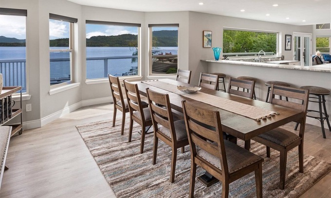 Sandpoint Casa | Luxury Large Waterfront | 6 Bed, 5 Bath