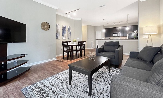 Lutz Apartamento | Luxury Living 2 BR with Private Garage & Pond Views