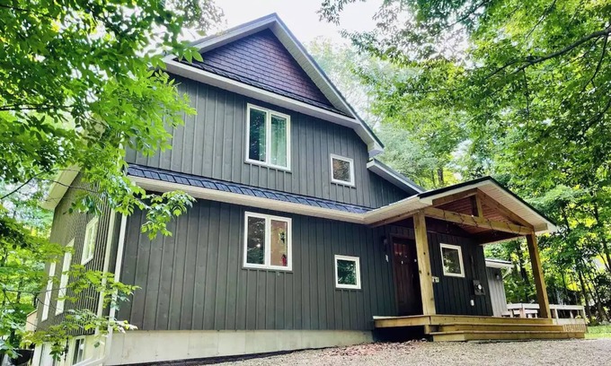 Flesherton Chalet De Esquí | LUXURY LIVING AT CHALET MARGAUX Cozy cottage/ski retreat for a family vacation
