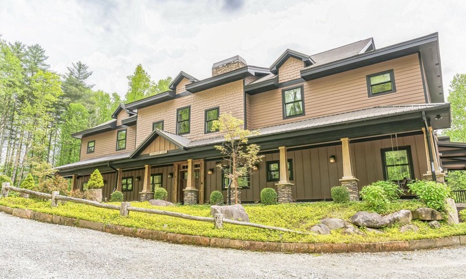 Sapphire Casa | Luxury Lodge Sleeps 26 Comfortably at Sapphire Valley Resort