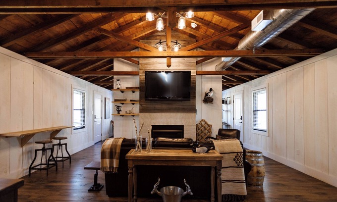 Madison Cabina | Luxury Lodge w/Hot Tub, Fire Pit & Scenic Trails on 450-Acre Ohio Wine Country