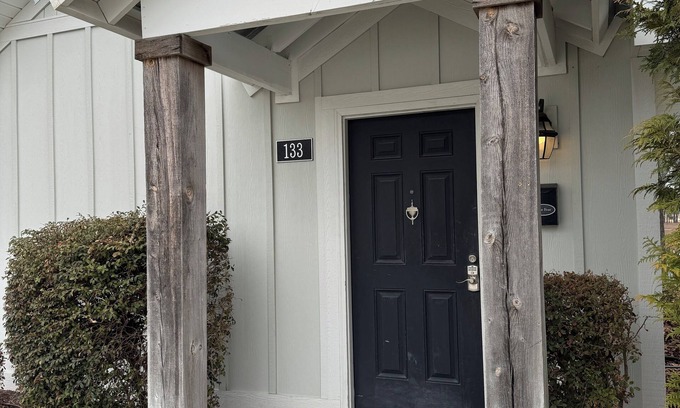 Elizabethtown Complejo | Luxury Lodging, Lakefront View, King Bed w/Private Bath, Private Patio.