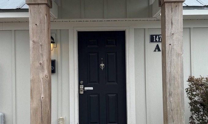 Elizabethtown Complejo | Luxury Lodging, Lakefront View, Queen Bed w/Private Bath, Patio.