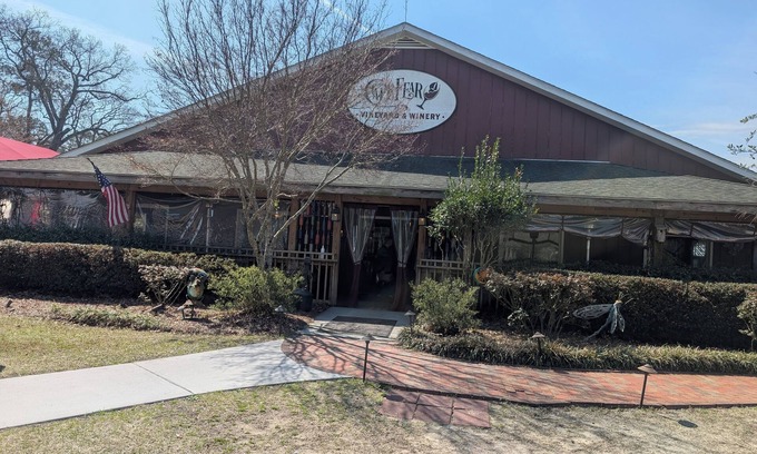 Elizabethtown Complejo | Luxury Lodging, Lakefront View, Queen Bed w/Private Bath, Pull-out sofa, Private Patio.