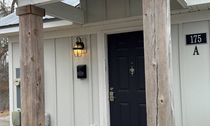 Elizabethtown Complejo | Luxury Lodging, Lakefront View, Queen Bed w/Private Bath, Private Patio.