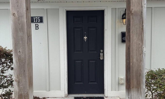 Elizabethtown Complejo | Luxury Lodging, Lakefront View, Queen Bed w/Private Bath, Private Patio.