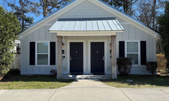 Elizabethtown Complejo | Luxury Lodging, Lakefront View, 2 Queen Beds w/Private Bath, Private Patio.