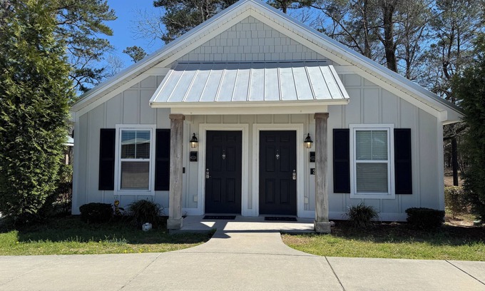 Elizabethtown Complejo | Luxury Lodging, Lakefront View, 2 Queen Beds w/Private Bath, Private Patio.