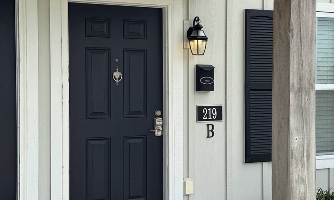 Elizabethtown Complejo | Luxury Lodging, Lakefront View, King Bed w/Private Bath, Private Patio.