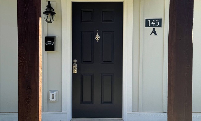 Elizabethtown Complejo | Luxury Lodging, Lakefront View, King Bed w/Private Bath, Patio