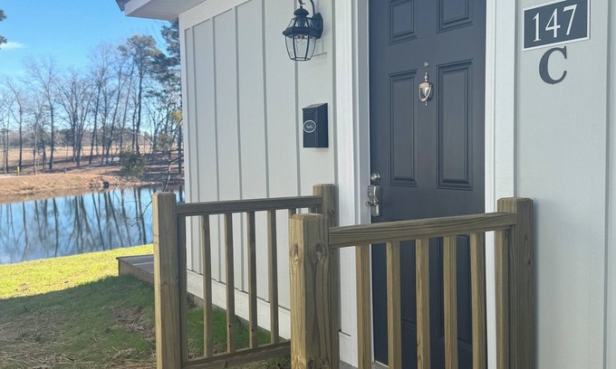 Elizabethtown Complejo | Luxury Lodging, Lakefront View, King Bed w/Private Bath, Patio