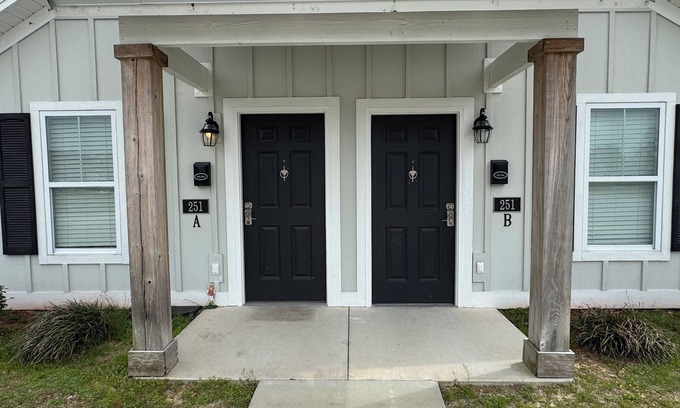 Elizabethtown Complejo | Luxury Lodging, Lakefront View, King Bed w/Private Bath, Handicap Shower, Private Patio.