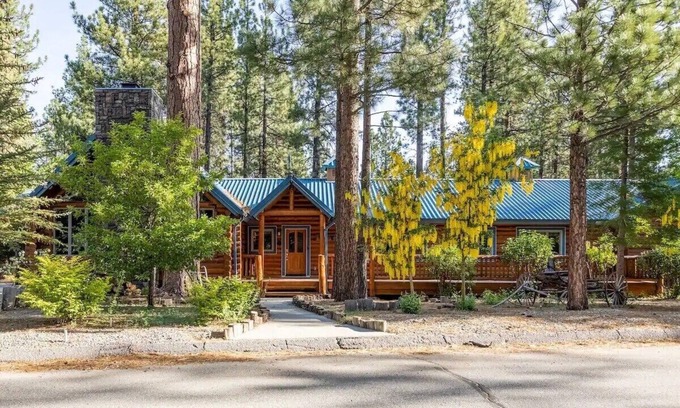 Evergreen Estates Cabina | Luxury Log Cabin ~ with game room minutes away from Snow Summit Slopes