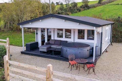 Donegal Apartamento | Luxury Log Cabin with Private Hot Tub & Sea Views