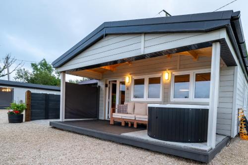 Donegal Apartamento | Luxury Log Cabin with Private Hot Tub & Sea Views