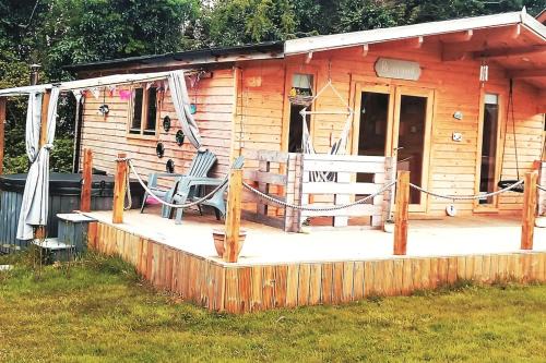 Moville Chalet De Esquí | Luxury log cabin with wood fired hot tub