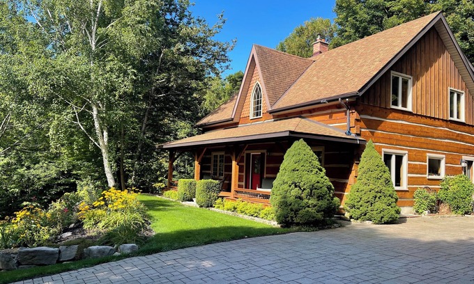Meaford Casa | Luxury Log Home, Southern Georgian Bay - Explore Blue Mountain to Tobermory