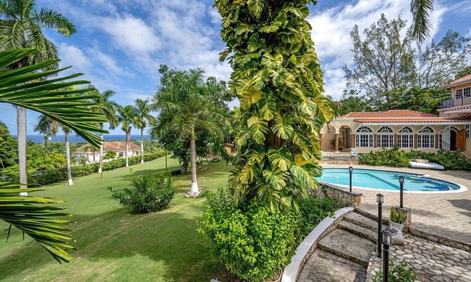 Montego Bay Apartamento | Luxury Master Penthouse Suite w Jacuzzi Sauna Staff Private Beach - 15 M Airport