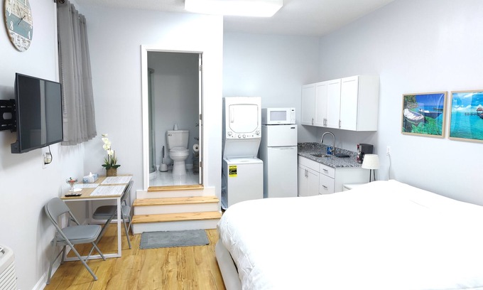 Myrtle Beach Apartamento | Luxury Master Suite king size bed full bathroom in the center of Myrtle BeachSC