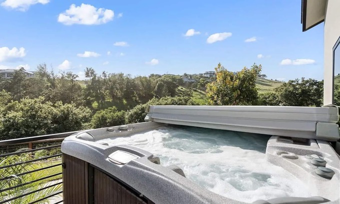 Santa Rosa Casa | Luxury Meets Wine Country in this modern estate, overlooking the 8th fairway.