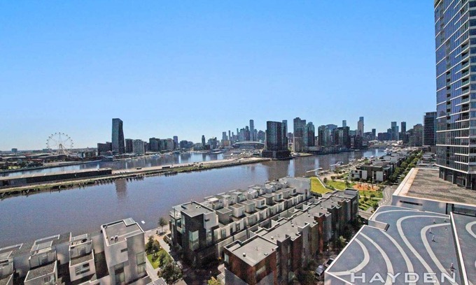 Docklands Apartamento | Luxury Melbourne River Suite with Private Bath & Views