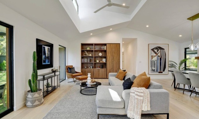 Barton Hills Casa | Luxury mid-century modern-inspired home