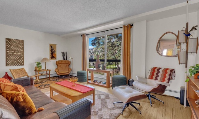 Southeast Calgary Condominio | Luxury Midcentury Modern Suite - Remote Worker Focused