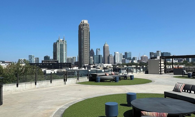 Home Park Apartamento | Luxury Midtown Oasis: Rooftop & Pool