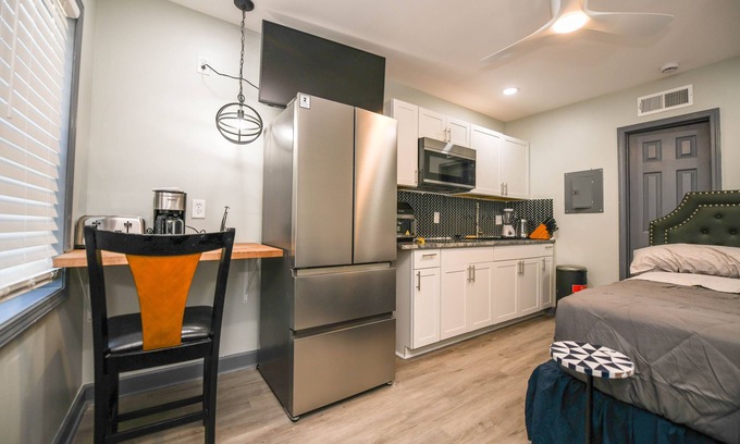 Church Street Apartamento | Luxury Mini studio 1 min from Southern Regional Hospital 15 mins from APT A
