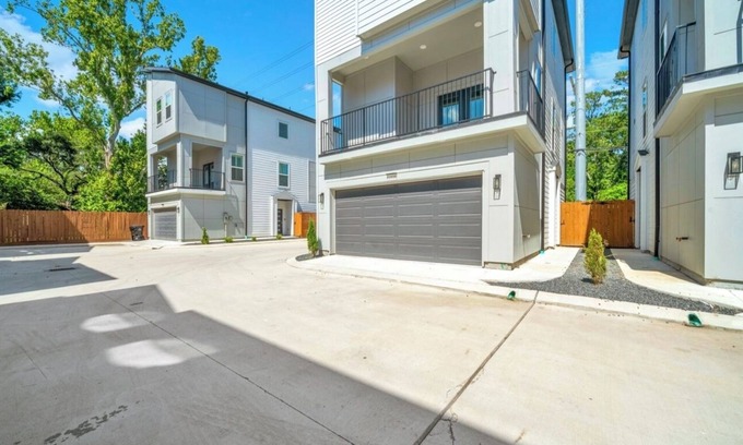 North Houston Casa | Luxury Modern 2BR + Office & Garage in Gated Estate 15 Mins to Galleria