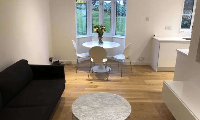 Sutton Apartamento | Apartamento moderno de lujo, cerca de la estación de tren y del hospital Royal Marsden.