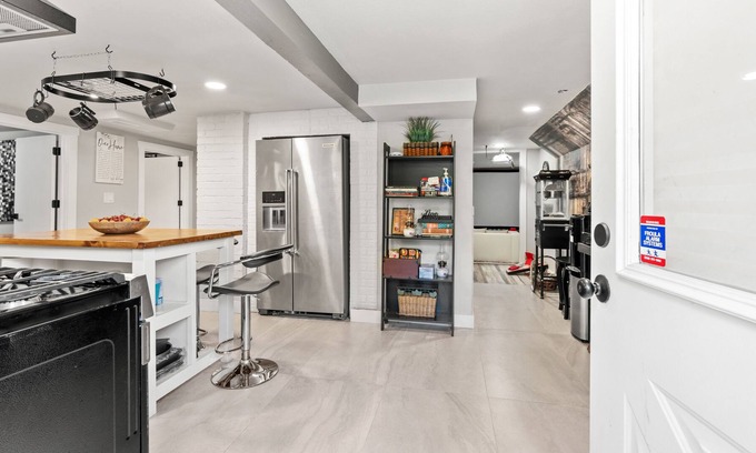 Tukwila Apartamento | Luxury modern apt w/sauna, spa bath, movie theater.