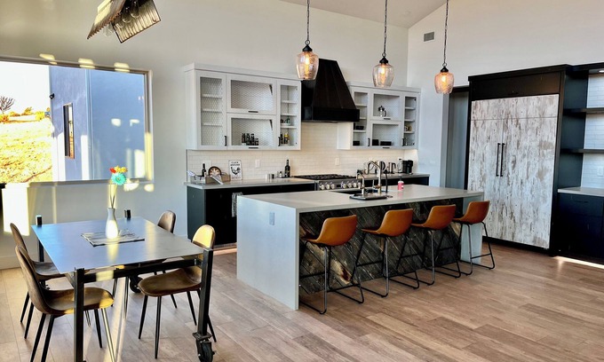 Williamson Casa | Luxury Modern farmhouse, Strong WiFi, Stunning Granite Mountain Views